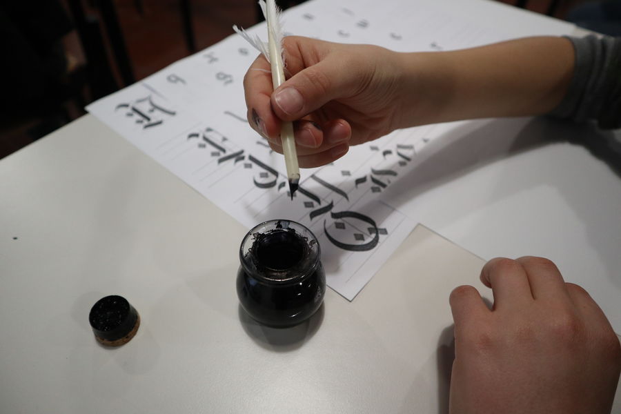AL LAVORO NELLA FABBRICA DEL LIBRO ANTICO