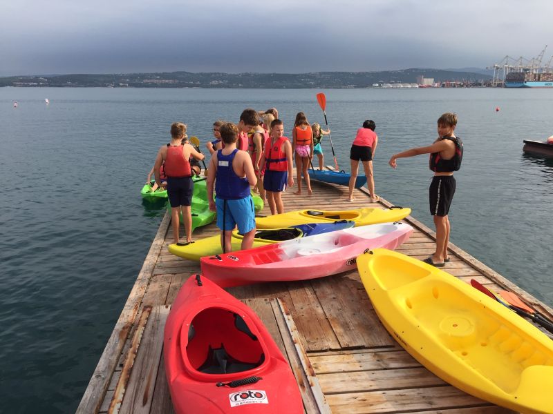 Giornata sportiva a Giusterna: Le due classi settime a lezione di canoa e sup