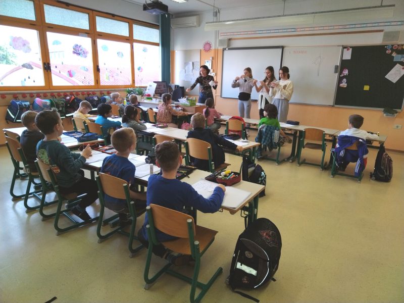 Un'ora di lezione di italiano tra grandi e piccini 