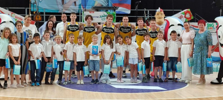 La II classe alla Cerimonia finale del 40. Concorso "Denti puliti"